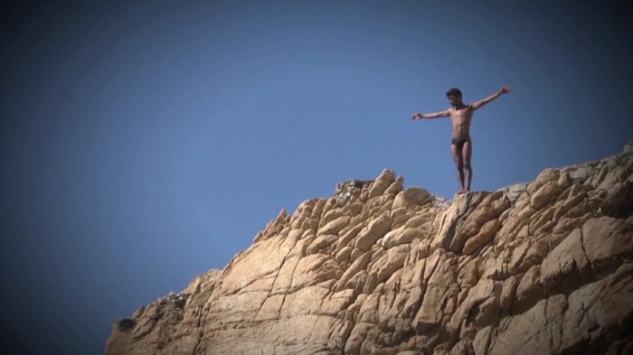 Cliff divers at acapulco jump into the sea